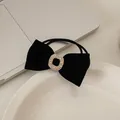 Dettaglio dell'elastico per capelli con fiocco in velluto nero e fibbia in strass - Stile Fibbia Strass Quadrata (3#)