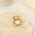 Dettaglio macro di un fermaglio per capelli a forma di orso opaco con clip in metallo - Orso con Bordo Caffè