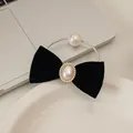 Dettaglio di elastico per capelli in velluto nero con fiocco, perla e cordino dorato - Stile Fibbia Perla Ovale (2#)