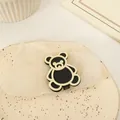 Vista dettagliata di un fermaglio per capelli a forma di orso opaco su un vassoio - Orso Panda