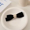 Dettaglio di un fermaglio per capelli in velluto nero con perla a forma di cuore - Fermaglio a Molla Perla Cuore (6#)