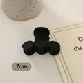Detailansicht der 7cm mattschwarzen Haarklammer mit glattem, abgerundetem Drei-Blatt-Design - Drei Kreise (FJ259)