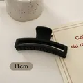 Detailansicht der 11cm großen mattschwarzen Haarklammer mit Größenangabe in 11cm Länge - Gebogenes Rechteck (FJ259)