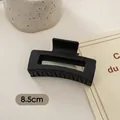 Detailansicht der 8,5cm matt schwarzen Haarklammer mit rechteckigem Hohlraumdesign - Mittlerer Quadratischer Stil (FJ259) / 8.5cm / Mattschwarz
