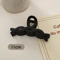 Makro-Detail der 11cm matten schwarzen Haarklammer mit gewebter Textur und Feder - Zopf-Design (FJ259)