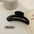 Detail der 10,5 cm großen mattschwarzen Haarklammer mit minimalistischem Halbmond-Design - Sichelmond-Stil (FJ259)