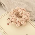 Detailaufnahme der weichen beigen Chenille-Textur auf einem flauschigen Haargummi - 2#Beige