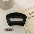 Detailansicht der 10 cm langen mattschwarzen Haarklammer mit hohlem geometrischem Design - Hohles Quadrat (FJ259)