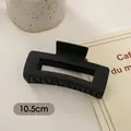 Detailansicht der 10,5 cm mattschwarzen Haarklammer mit Feder und robusten Greifzähnen - Großer Quadratischer Stil (FJ259) / 10.5cm / Mattschwarz