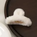 Detalle de la pinza para el pelo de peluche blanco crema con piel de conejo sintética - Blanco Roto