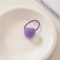 Nahaufnahme eines lila Herz-Haargummis aus Wollfilz auf einer weißen Keramikschale - 18# 3D Herz-Violettes Haargummi