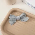 Dettaglio della clip per capelli in pizzo azzurro con trama a intreccio traforata - Blu Crema