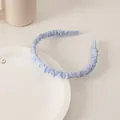 Dettaglio della fascia elastica azzurra con trama in raso plissettato e lucentezza - Plissettato Fine Blu Cielo