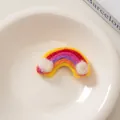 Dettaglio di un fermaglio per capelli a arcobaleno in feltro di lana colorato con nuvole bianche - 4# Arcobaleno-Giallo