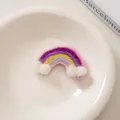 Dettaglio di un fermaglio per capelli a arcobaleno in feltro con pompon a nuvola su piatto - 2# Arcobaleno-Viola