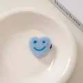 Detail einer hellblauen herzförmigen Wollfilz-Haarspange mit blauem Smiley-Stickerei - 12# Herz Smile-Blau