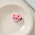 Detailansicht einer handgefertigten rosa Filzherz-Haarklammer mit rotem Lachgesicht - 13# Herz Smile-Rosa
