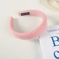Détail du serre-tête éponge tricoté rose avec étiquette faite main et texture côtelée - 2# Sergé Alterné (3cm)