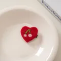 Nahaufnahme der roten Herz-Haarklammer aus Filz mit süßem Kirsch-Stickerei-Detail - 9# Herz Kirsche-Rot