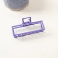 Détail d'une pince à cheveux rectangulaire lavande mate avec ressort métallique - Rectangulaire