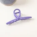 Détail de la pince à cheveux bleu pervenche mat avec ressort métallique et dents denses - Croix