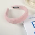 Vue détaillée du serre-tête rembourré plissé rose avec étiquette faite main sur table - 7# Éponge en Maille (3cm)