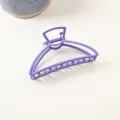 Détail macro de la grande pince à cheveux bleu givré avec ressort métallique robuste - Grand Demi-cercle