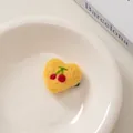 Nahaufnahme einer Haarspange aus gelbem Wollfilz in Herzform mit Kirsch-Stickerei - 6# Herz Kirsche-Gelb