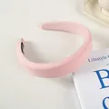 Detailopname van een roze gevoerde haarband met textuurstof en handgemaakt label detail - #1 Dikke Roze Spons - 3 Cm
