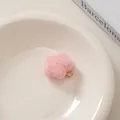 Nahaufnahme der rosa flauschigen Stern-Haarklammer auf einer Keramikschale - #11 Pink Star