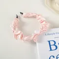 Détail d'un serre-tête en satin rose pâle avec motif plissé en nœud et embouts doux - N° 13 Trois Nœuds - 2 Cm