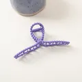 Détail d'une grande pince à cheveux mate lavande avec un design torsadé en spirale - Torsadé