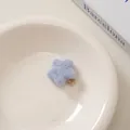 Dettaglio ravvicinato di un fermaglio per capelli in peluche blu a forma di stella su piatto - 10# Stella Blu
