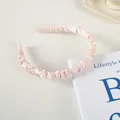 Détail d'un serre-tête en satin plissé rose clair avec texture de soie et bord froncé - 15# Plis Fins - 12 Cm