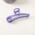 Détail d'une pince à cheveux mate bleu pervenche au design créatif d'épingle de sûreté - Épingle de sûreté