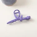 Détail de la pince à cheveux en métal mat violet en forme de rose avec motif de tige - Rose