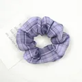 Chouchou classique en tissu à carreaux violets avec texture plissée sur fond blanc - Plaid Violet (Soda au Raisin)