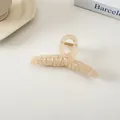 Detail der cremefarbenen, halbtransparenten Haarklammer aus Acryl mit gekreuztem Design - Gelee Gelb