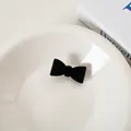 Eleganter schwarzer Samt-Schleifen-Haarclip für Damen mit mattem Finish auf Teller - Schwarz
