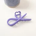 Détail d'une pince à cheveux mate bleu pervenche avec poignée cœur et design ajouré - Croix de Cœur