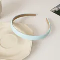 Detail eines himmelblauen Leder-Haarreifens mit rutschfestem braunem Samt auf Keramik - 2# Hellblau