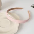 Détail d'un serre-tête en similicuir rose avec doublure antidérapante en daim marron - 1# Rose Clair