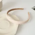 Détail du serre-tête en cuir crème avec doublure en daim marron antidérapante - Beige Crème