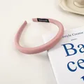 Gros plan d'un serre-tête en satin rose rembourré avec étiquette fait main - 19# Bandeau En Éponge - 15 Cm