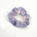 Chouchou à carreaux violets classique avec texture de tissu doux sur carte minimaliste - Plaid Violet (Gâteau au Taro)