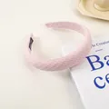 Gros plan du serre-tête en éponge alvéolée rose avec étiquette faite main sur livre - 17# Gaufre Rose Clair (3cm)