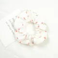 Chouchou en tissu gaufré blanc avec imprimé floral rose pour coiffure femme - Texture Gaufre Florale Rose