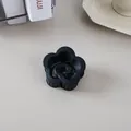 Gros plan sur la pince à cheveux fleur noire mate avec centre en spirale - 4# Noir