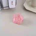 Vue détaillée d'une pince à cheveux fleur rose mat sur un bureau minimaliste - Rose Gelée
