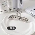 Detail einer 12 cm großen silbernen Haarspange aus Metall mit ausgestanzten Herzen - Einseitige Herzkette-Silber
